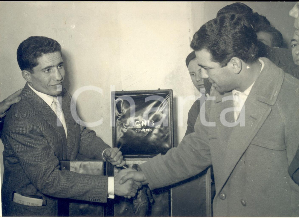 1955 MILANO BOXE Duilio LOI e Séraphin FERRER con il trofeo IGNIS *Foto 18x13 cm