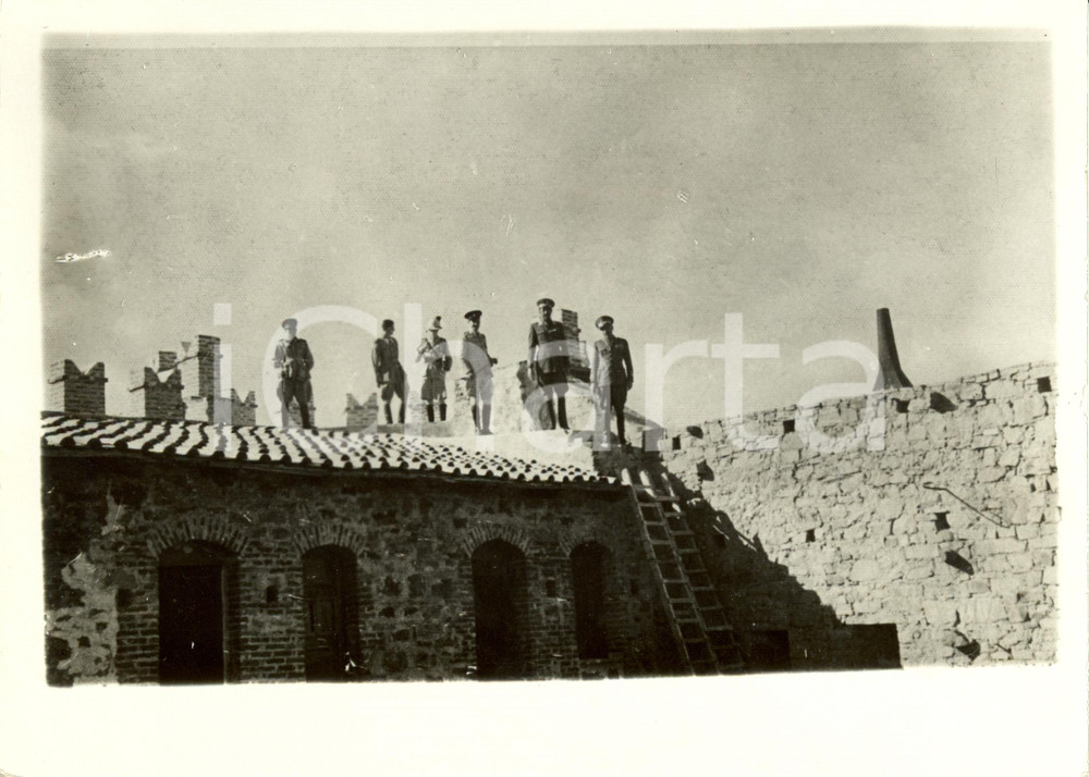 Fotografia d epoca originale 1938 CHESSADMEGA  ERITREA A.O.I. Ufficiali visitano Castello Cavalieri NEGHELLI 1