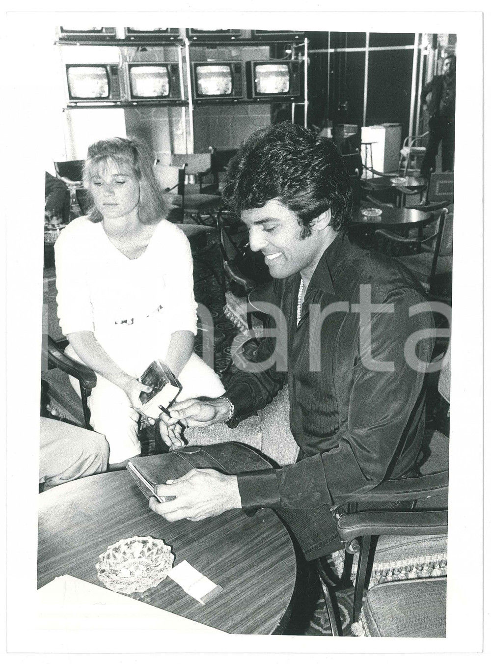 Fotografia d epoca originale 1980 ca CINEMA USA  Erik ESTRADA Ritratto dell attore  Foto 18x24 cm 1 1