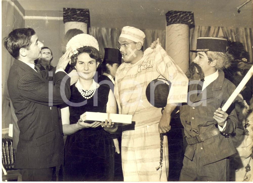 1961 PARIS Fête de la Sainte-Catherine - Marc BOHAN entre les Midinettes - Photo
