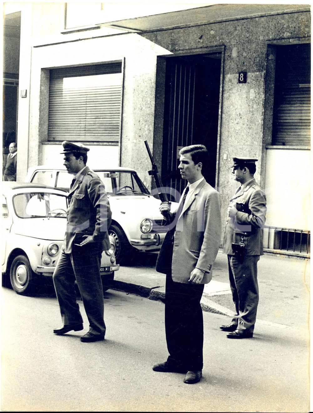 1967 MILANO Rapina al BANCO DI NAPOLI - La polizia sul luogo della sparatoria