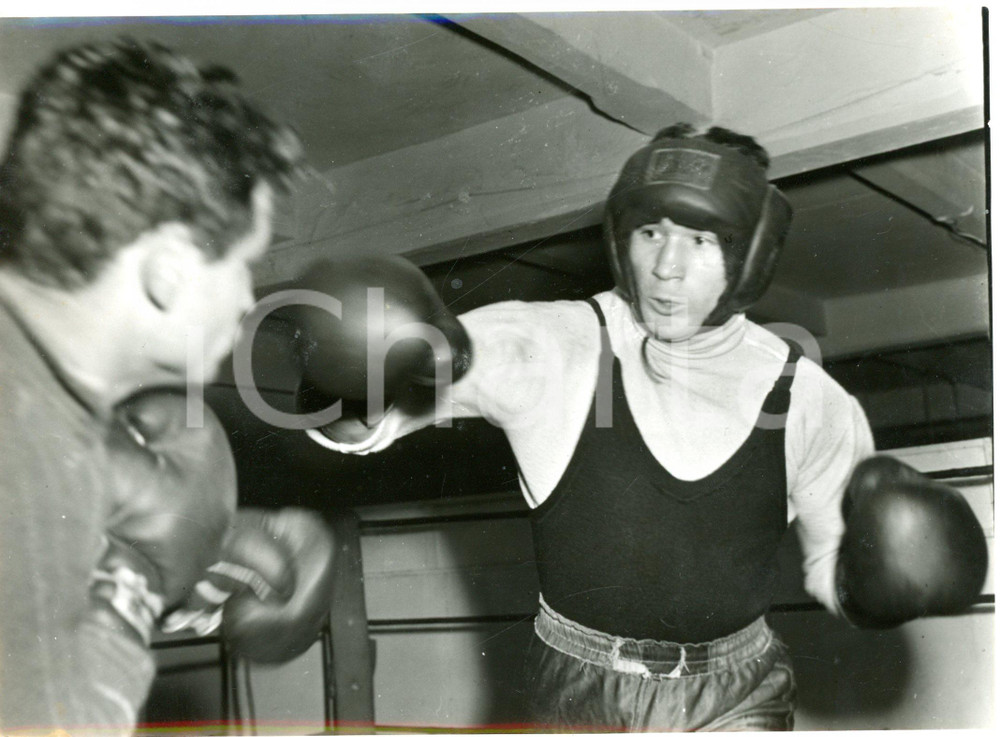 1955 ROMA BOXE Palestra "Indomita" - Il pugile Franco FESTUCCI in allenamento