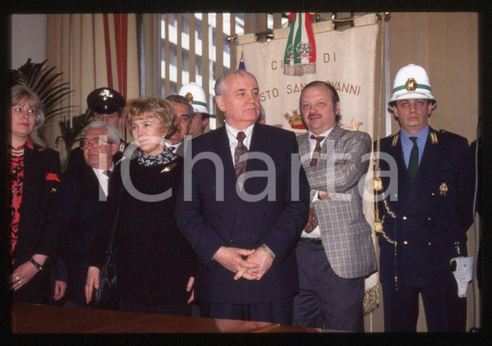 35mm vintage slide* 1995 SESTO SAN GIOVANNI - Michail GORBACHEV e Raissa (1)