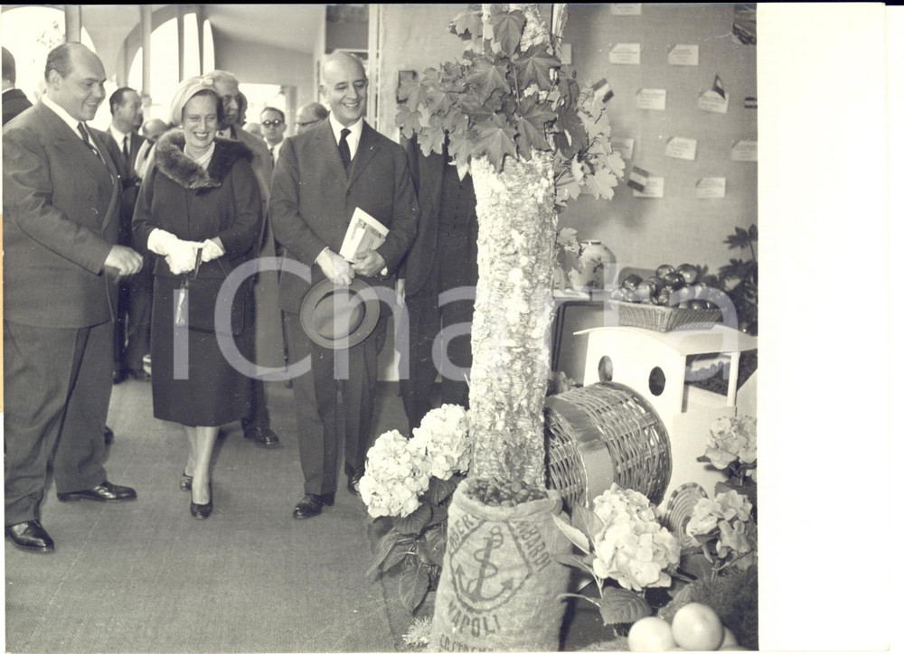 1958 FOIRE DE PARIS La dÃ©lÃ©gation italienne arrivant au pavillon d'Italie   Fotografia d'epoca con didascalia coeva al verso.    CONDIZIONI: G FORMATO: 18x13 cm     originale e autentica 1