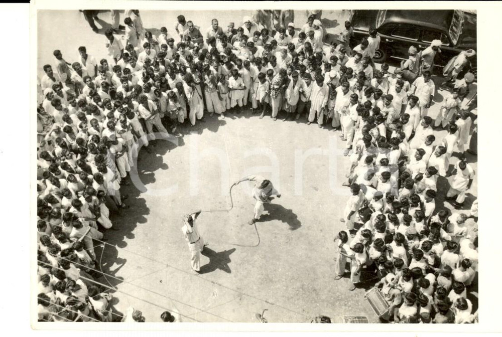 Fotografia d epoca originale 1970 ca INDIA Una cerimonia tradizionale con le fruste Foto VINTAGE 14x8 cm 1