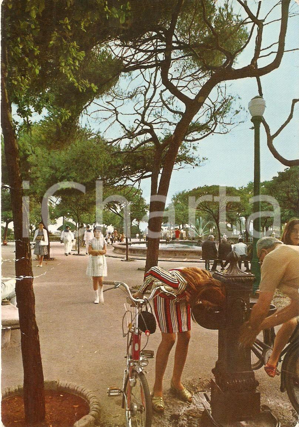 Cartolina originale da collezione 1970 SAVONA Giardini Piazzale Garibaldi Cartolina animata fontanella FG 1
