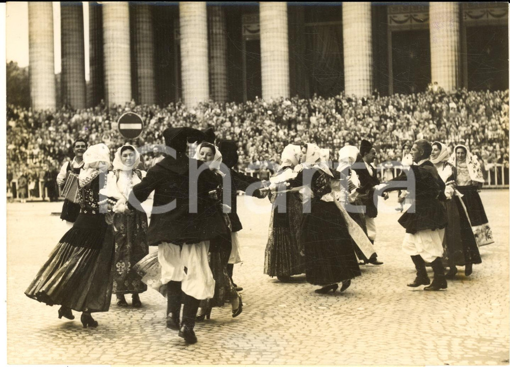 1955 ca PARIS Grand Fête - FOLCLORE SARDO - Ballo in Place de la Madeleine