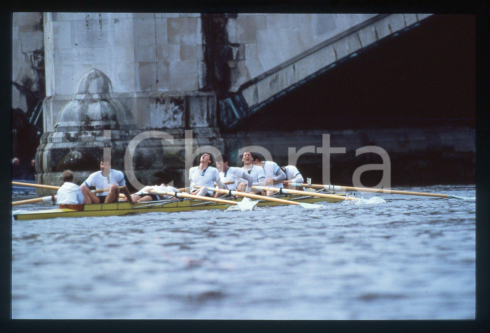 35mm vintage slide* 1985 LONDON THE BOAT RACE - CAMBRIDGE Crew on THAMES
