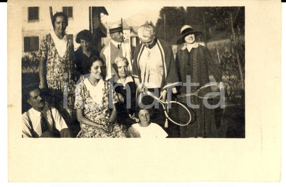 Fotografia d epoca originale 1930 ca AREA LOMBARDA Ritratto di famiglia con giocatrici di tennis Foto 13x8 1