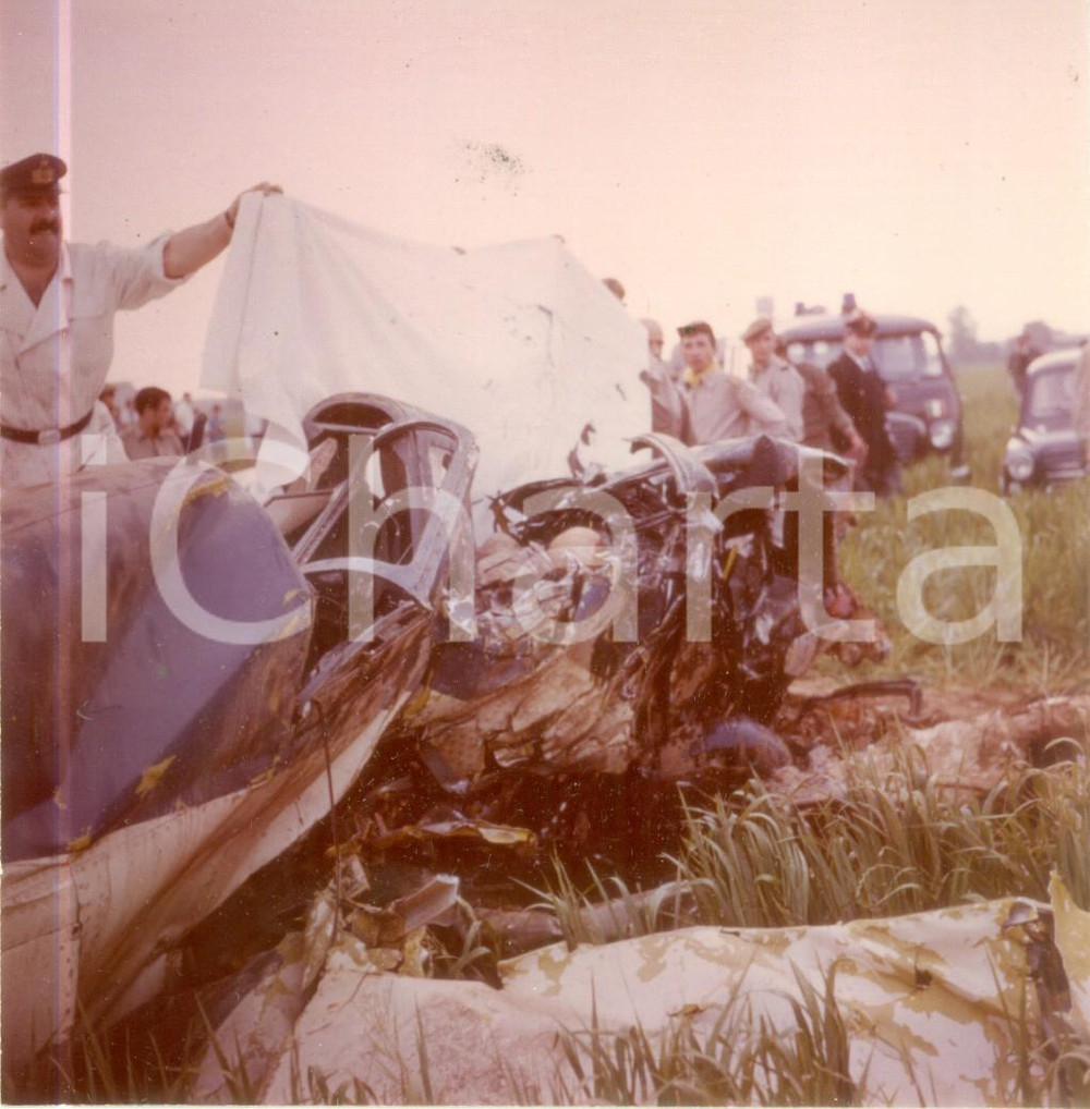 Fotografia d epoca originale 1966 BRESSO MI Resti dell aereo ISGLL di Rinaldo MALASPINA distrutto Foto 1