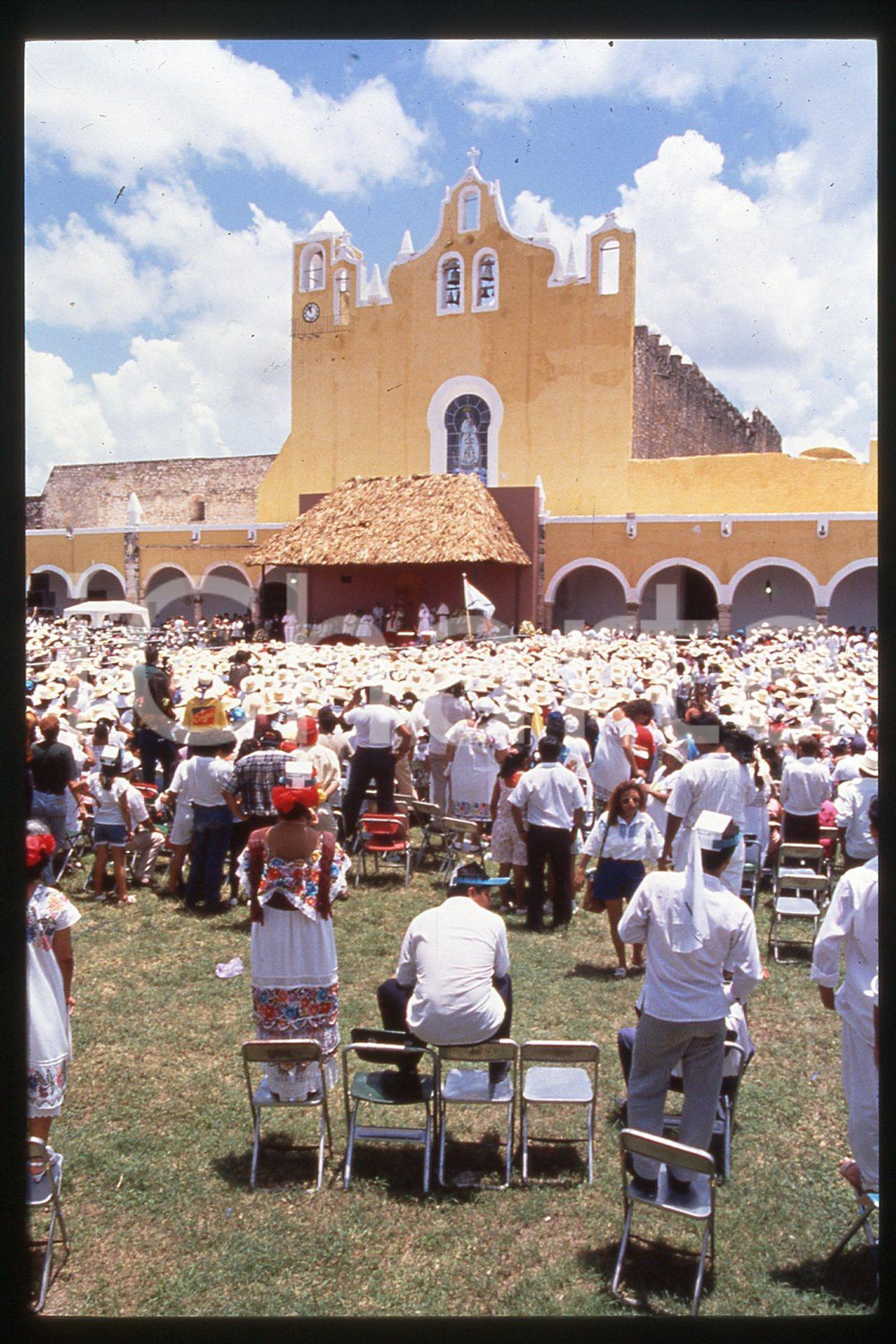 35mm vintage slide* 1993 YUCATAN - MEXICO People at visit of Giovanni Paolo II  Diapositiva d'epoca, in formato 35 mm.CONDIZIONI: GOODE' severamente vietata la riproduzione. Tutti i diritti sono riservati.Nella diapositiva ICharta mette in vendita, sul negozio eBay e in esclusiva sul sito "icharta" il proprio archivio composto da numerose diapositive e negativi fotografici d'epoca, tutti originali e autentici, che attraversano la storia del costume italiano tra gli la fine degli anni Sessanta e Novanta.Si tratta di uno sguardo inedito sull'attualit&agrave;, la politica, la vita quotidiana, il gossip e la cultura, che fotografa il cambiamento della nazione in quest'ultimo scorcio del XX secolo. Un'occasione unica per il mercato del collezionismo, che vede finalmente disponibile un archivio eccezionale per vastit&agrave;, tematiche e condizioni, in un settore (il negativo fotografico e la diapositiva) di assoluta novit&agrave; e dalle interessanti prospettive di investimento.  FAIR/discreto   originale e autentica 1