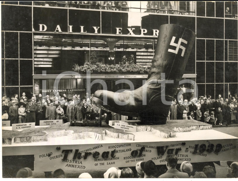 1958 LONDON Fleet Street - The Nazi jackboot in the Lord Mayor's Show *Photo