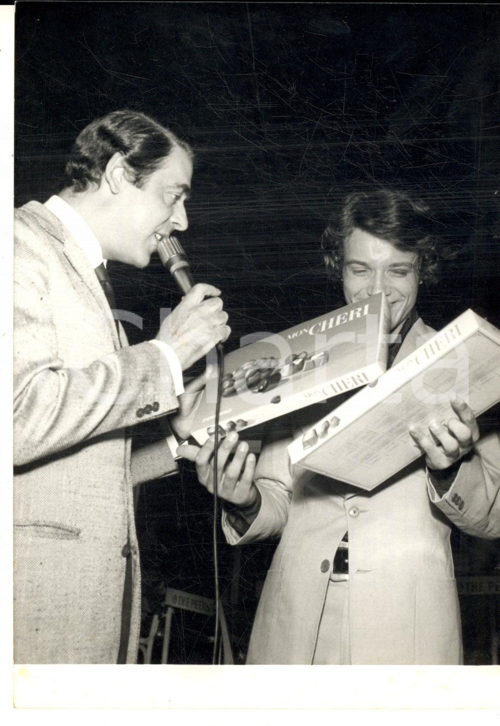 Fotografia d epoca originale 1970 CANTAGIRO Massimo RANIERI riceve una scatola di MON CHERI FERRERO Foto 1