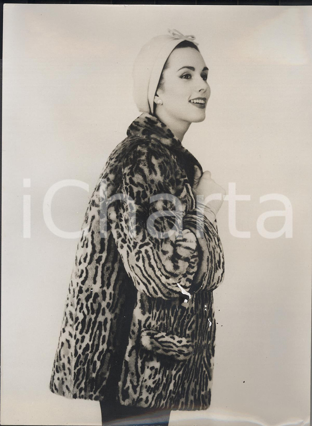 Fotografia d epoca originale 1959 LONDON Model wearing a cosy Tescan Ocelot Lamb jacket Photo Fashion 1