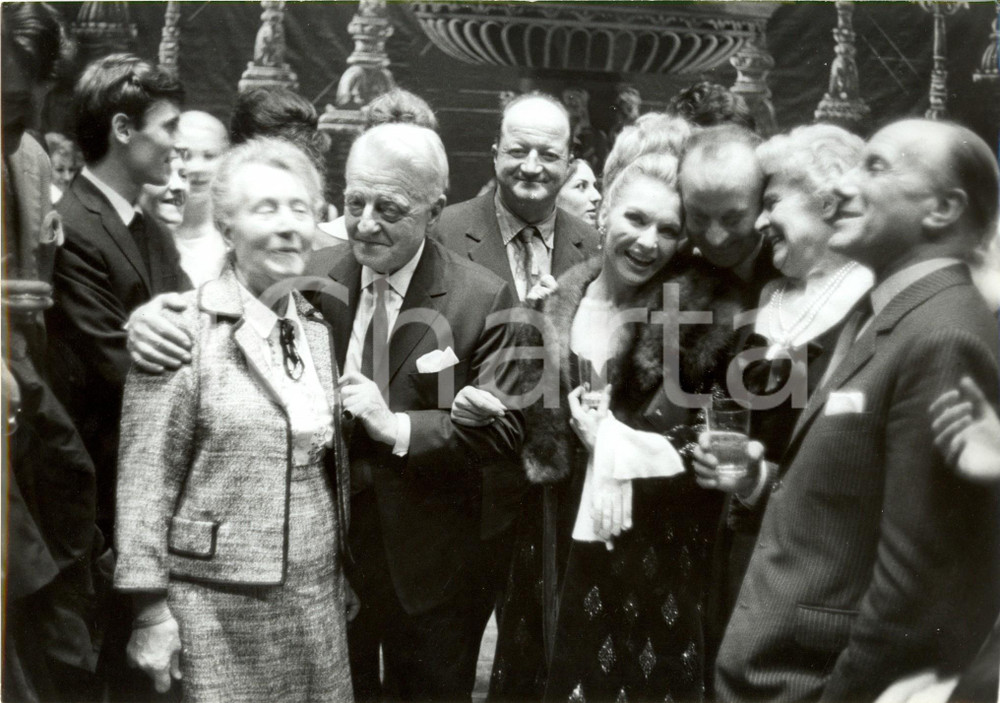 Fotografia d epoca originale 1960 ca CASINO DE PARIS Direttore Henri VARNA brinda con pubblico e attori 1 1