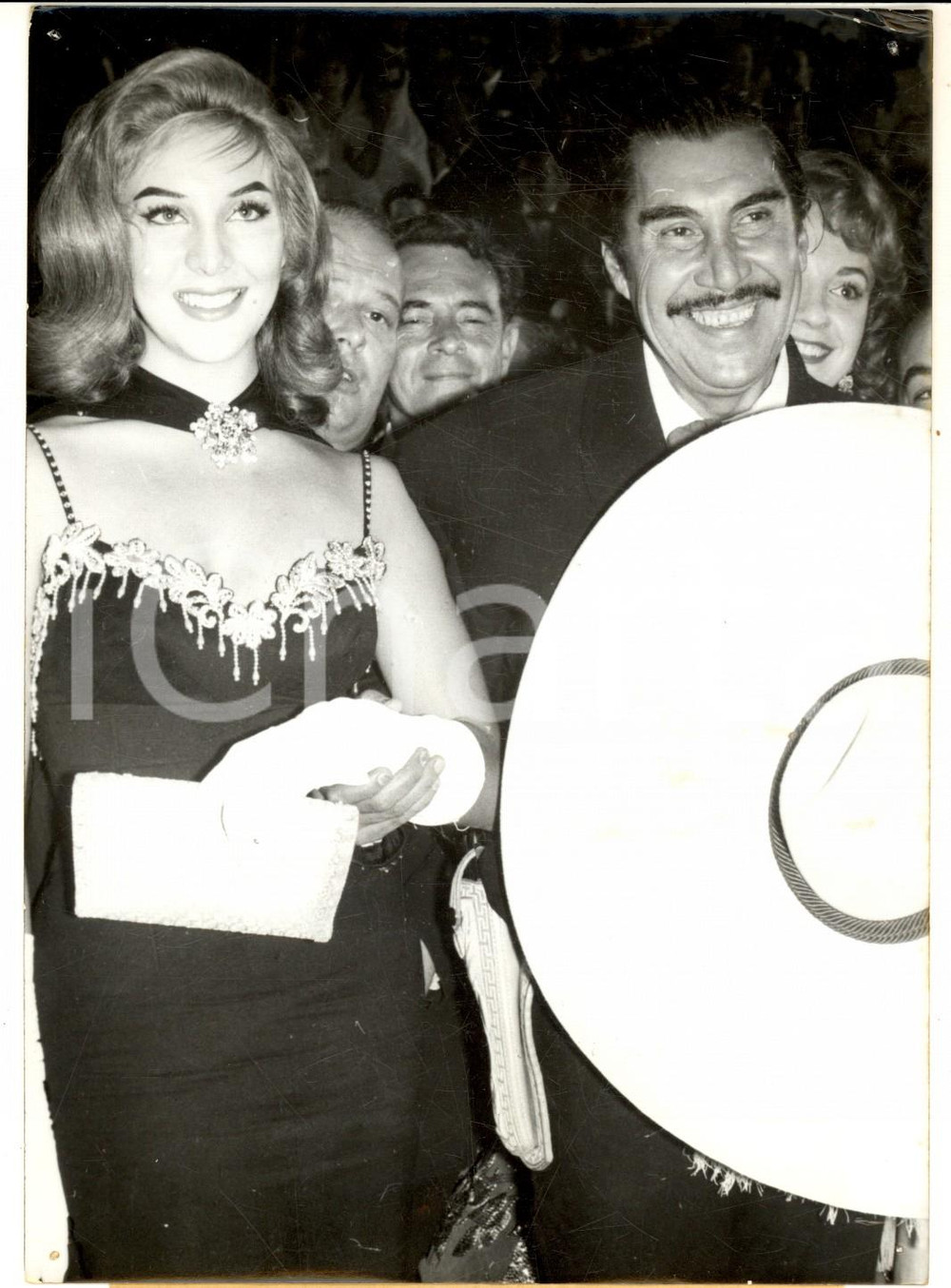1959 CANNES Lorena VELAZQUEZ e Pedro ARMANDARIZ alla festa per "La chucaracha"