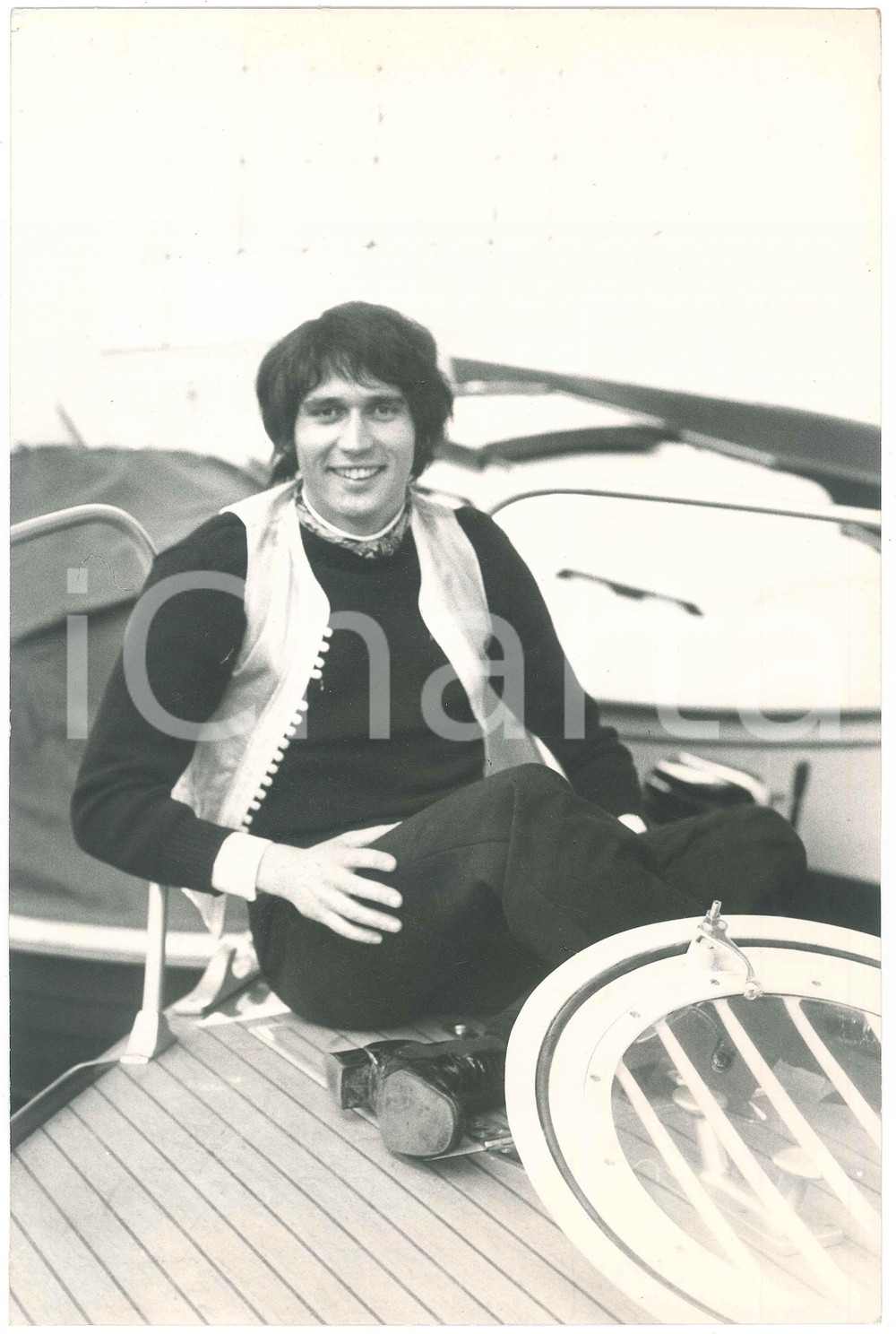 Fotografia d epoca originale 1970 ca COSTUME I GIGANTI Bassista Sergio DI MARTINO in barca 2 Foto 24x30 cm 1