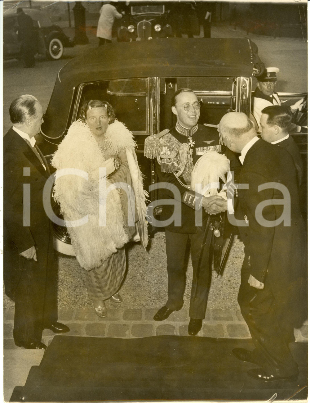 Fotografia d epoca originale 1950 PARIGI Regina GIULIANA dei PAESI BASSI accolta da ROBERT SCHUMAN  Foto 1