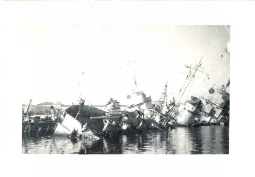 Fotografia d epoca originale 1942 WW2 TOLONE Autoaffondamento flotta francese  Corvetta IMPETUEUSE Foto 1