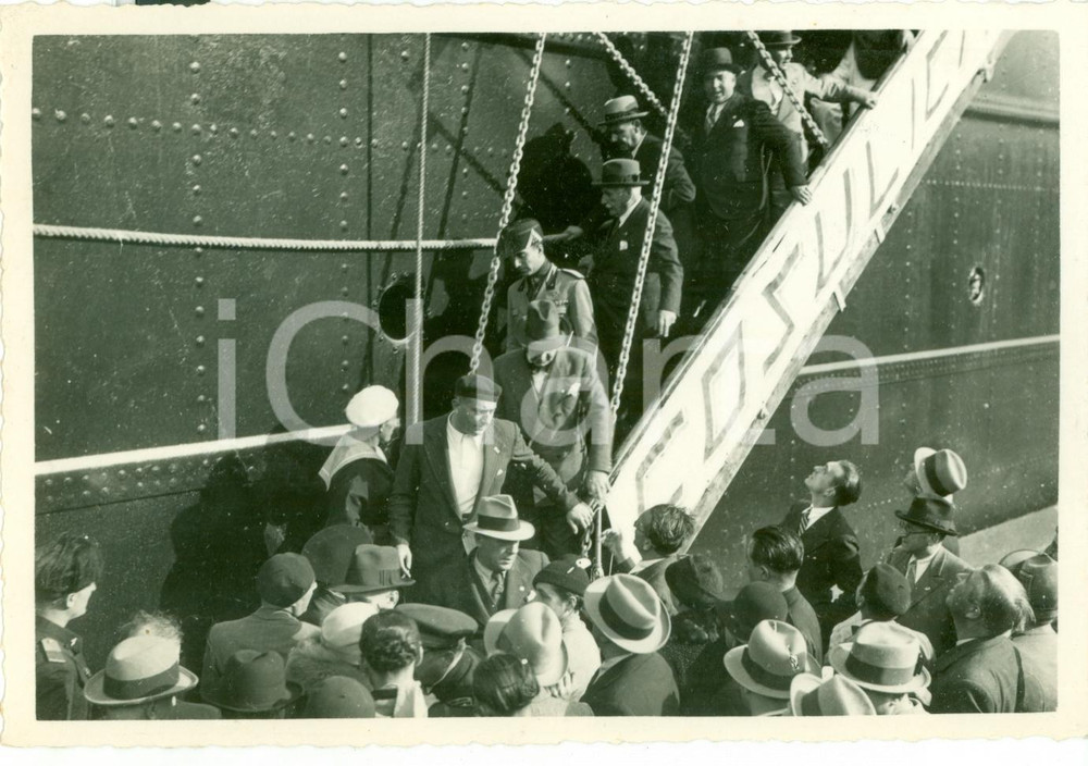 Fotografia d epoca originale 1933 BRINDISI Rino PARENTI sbarca da piroscafo COSULICH Fotografia 1
