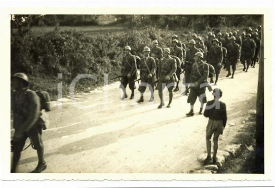Fotografia d epoca originale 1941 WW2 ISTRIA  SISSANO 412° bis Battaglione Costiero osservato da un bambino 1