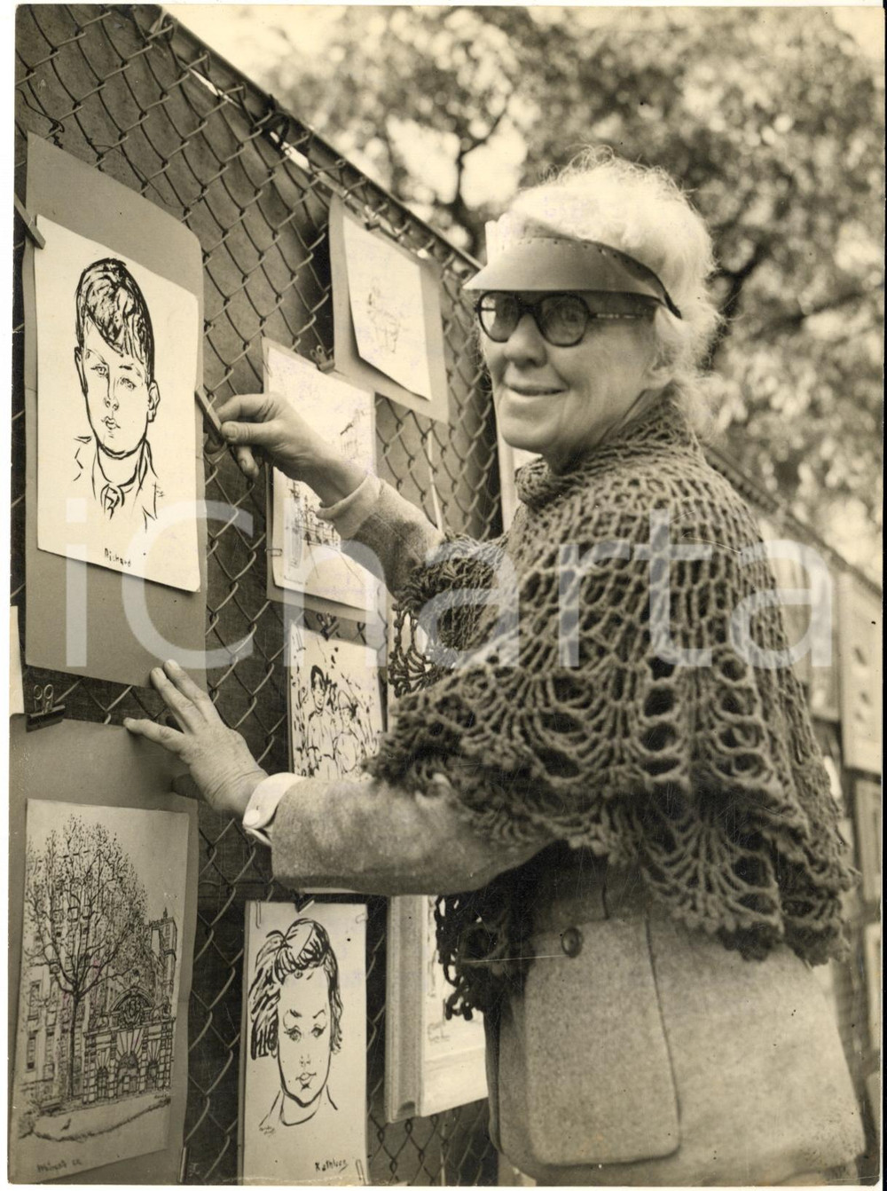 1953 LONDON Victoria Embankment Gardens - Artist Gerda GRAFF showing her studios