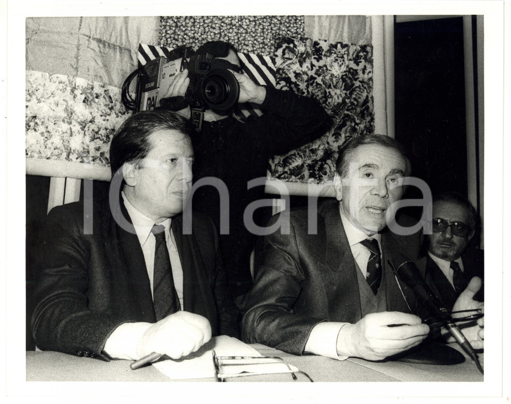 1987 RAI - PORTOBELLO Pio DE BERTI con Enzo TORTORA durante conferenza stampa