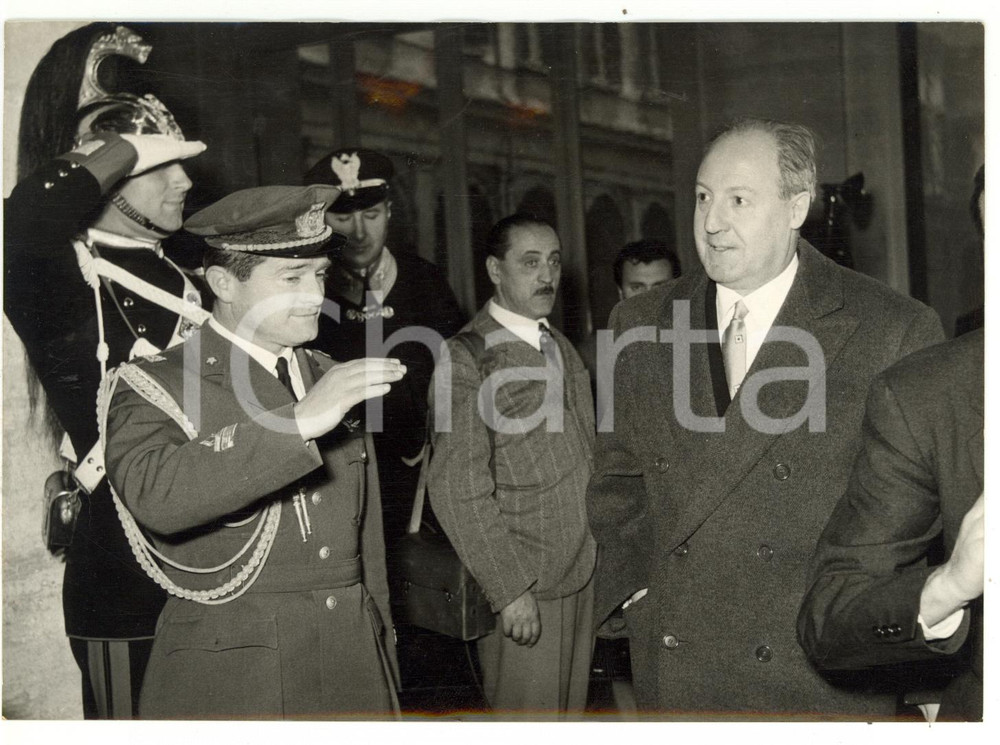 1954 ROMA Carabiniere all'arrivo di Giuseppe SARAGAT - Fotografia 18x13 cm Fotografia d'epoca, con didascalia coeva al verso.  CONDIZIONI: G (ma lieve ondulazione) FORMATO: 18x13 cm    originale e autentica 1