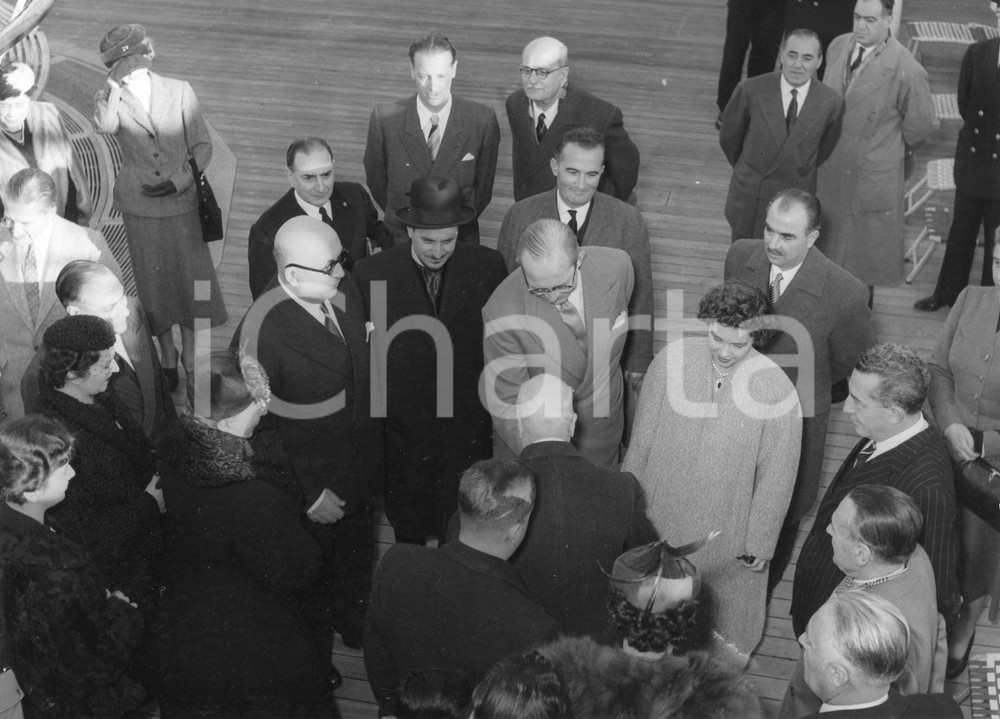 1953 GENOVA Passaggio re Paolo e regina Federica di Grecia *Foto 24x18 cm 1953Fotografia vintage rara d'epoca, che ritrae l'arrivo dei sovrani di Grecia (Re Paolo e regina Federica di Hannover).Timbro archivio Publifoto Genova al verso.FORMATO: 24x18 cm CONDIZIONI: POOR (increspature marginali e difetti di stampa)ICHARTA mette in vendita le stampe vintage della collezione Publifoto Genova, per la maggior parte inedita o in tiratura di pochi esemplari. Si tratta di un'ottima opportunit&agrave; di investimento per i collezionisti di fotografie d'epoca.    originale e autentica 1