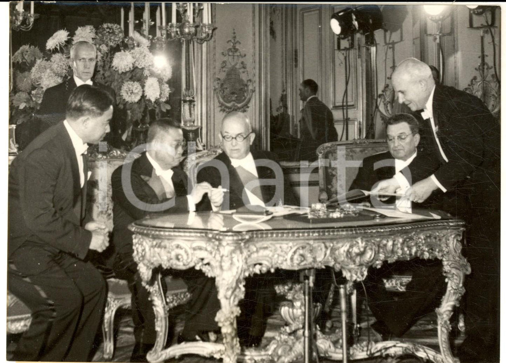 Fotografia d epoca originale 1953 PARIS TraitiÃ© amitiÃ© FranceLaos  Roi du Laos et prÃ©sident Vincent AURIOL 1