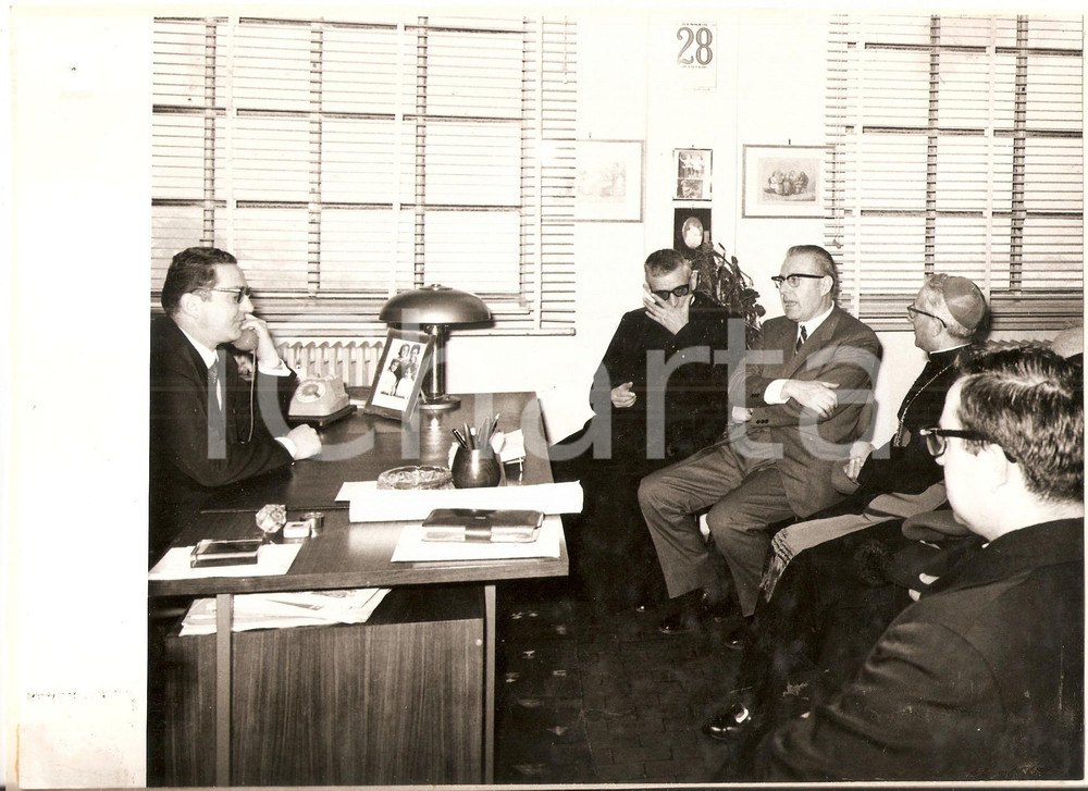 Fotografia d epoca originale 1969 PAVIA Tipografia Mario PONZIO Riunione con Mons. Antonio ANGIONI Foto 1