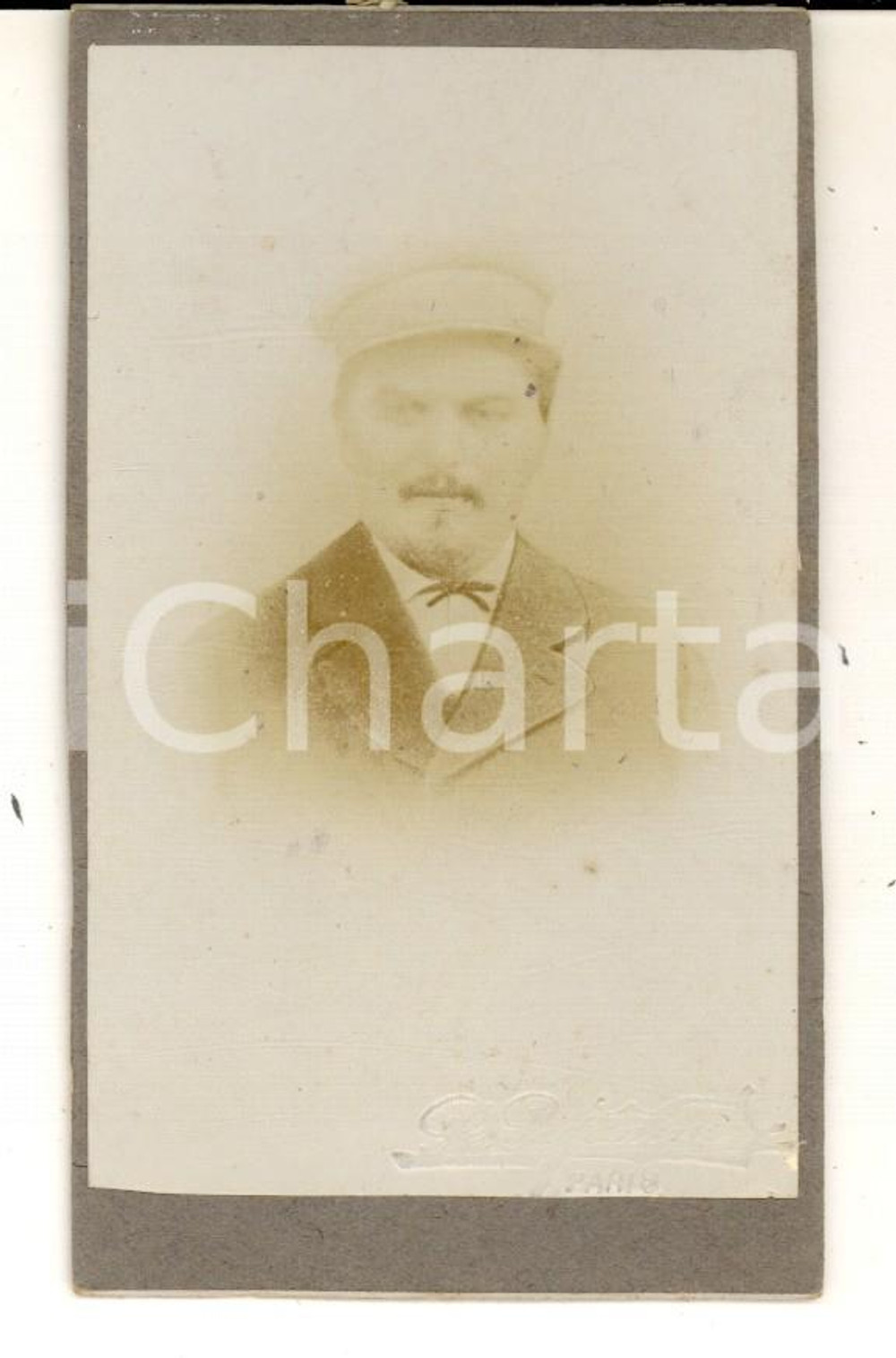 Fotografia d epoca originale 1880 ca PARIS Ritratto maschile con il berretto Foto R. PAGANINI CDV 1