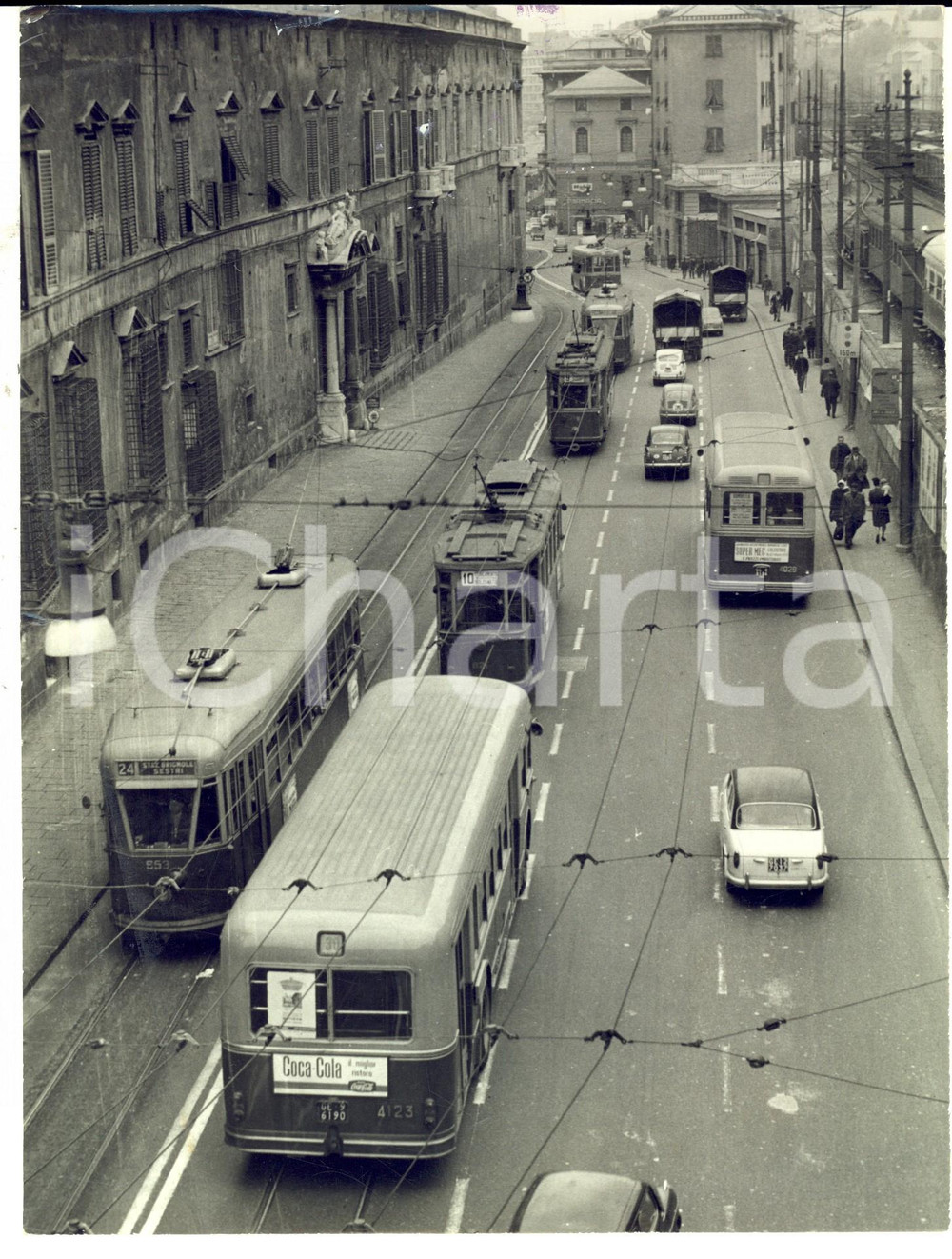 Fotografia d epoca originale 1960 ca GENOVA Una strada affollata verso il Palazzo del Principe Foto 18x24 1