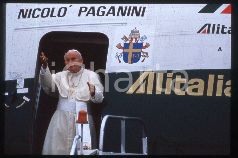 35mm vintage slide* 1995 USA - NEWARK Giovanni Paolo II (4)  Diapositiva d'epoca, in formato 35 mm.CONDIZIONI: GOODE' severamente vietata la riproduzione. Tutti i diritti sono riservati.Nella diapositiva ICharta mette in vendita, sul negozio eBay e in esclusiva sul sito "icharta" il proprio archivio composto da numerose diapositive e negativi fotografici d'epoca, tutti originali e autentici, che attraversano la storia del costume italiano tra gli la fine degli anni Sessanta e Novanta.Si tratta di uno sguardo inedito sull'attualit&agrave;, la politica, la vita quotidiana, il gossip e la cultura, che fotografa il cambiamento della nazione in quest'ultimo scorcio del XX secolo. Un'occasione unica per il mercato del collezionismo, che vede finalmente disponibile un archivio eccezionale per vastit&agrave;, tematiche e condizioni, in un settore (il negativo fotografico e la diapositiva) di assoluta novit&agrave; e dalle interessanti prospettive di investimento.  FAIR/discreto   originale e autentica 1