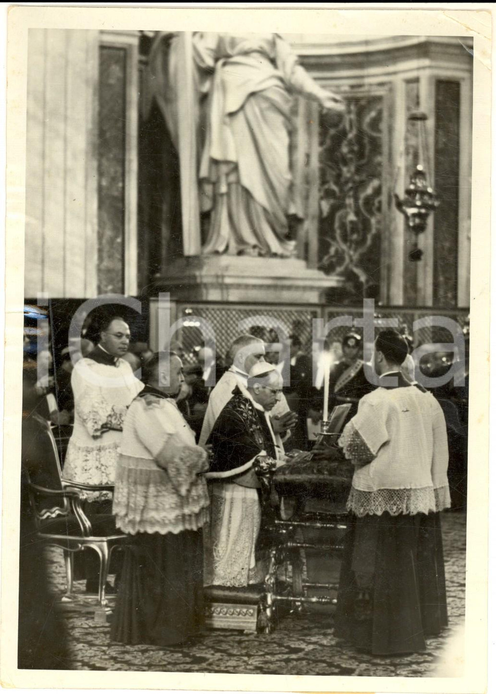 1945 ca ROMA Papa PIO XII celebra Messa per i soldati caduti in guerra *Foto Fotografia d'epoca corredata da didascalia dattiloscritta coeva al verso.  FORMATO: cm 13x18  CONDIZIONI: G (ma piegature angolari)    originale e autentica 1