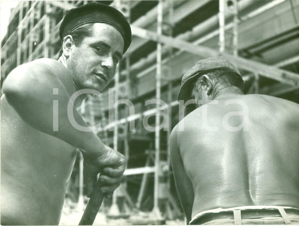 Fotografia d epoca originale 1955 ca MILANO Muratori al lavoro in un cantiere Fotografia artistica 1