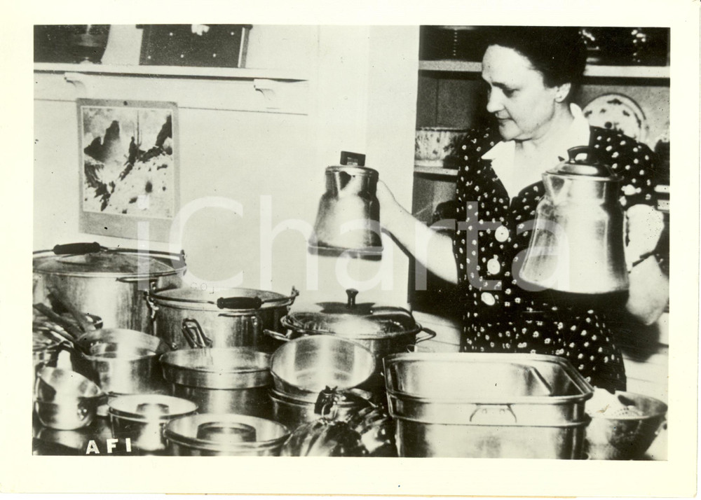 Fotografia d epoca originale 1941 BERLINO Massaia destina pentole alle industrie belliche Fotografia 1
