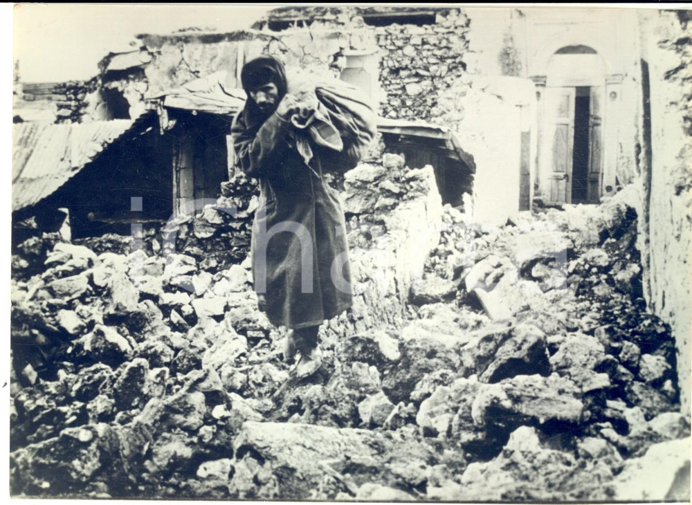 1963 TERREMOTO BARCE (LIBIA) Uomo in fuga dalla propria casa distrutta 