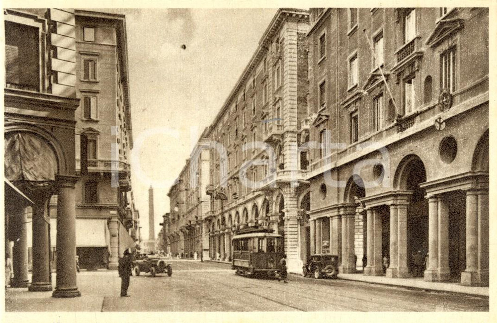 Cartolina originale da collezione 1930 ca BOLOGNA Veduta di via Ugo BOSSI DANNEGGIATA ANIMATA con tram FP VG 1
