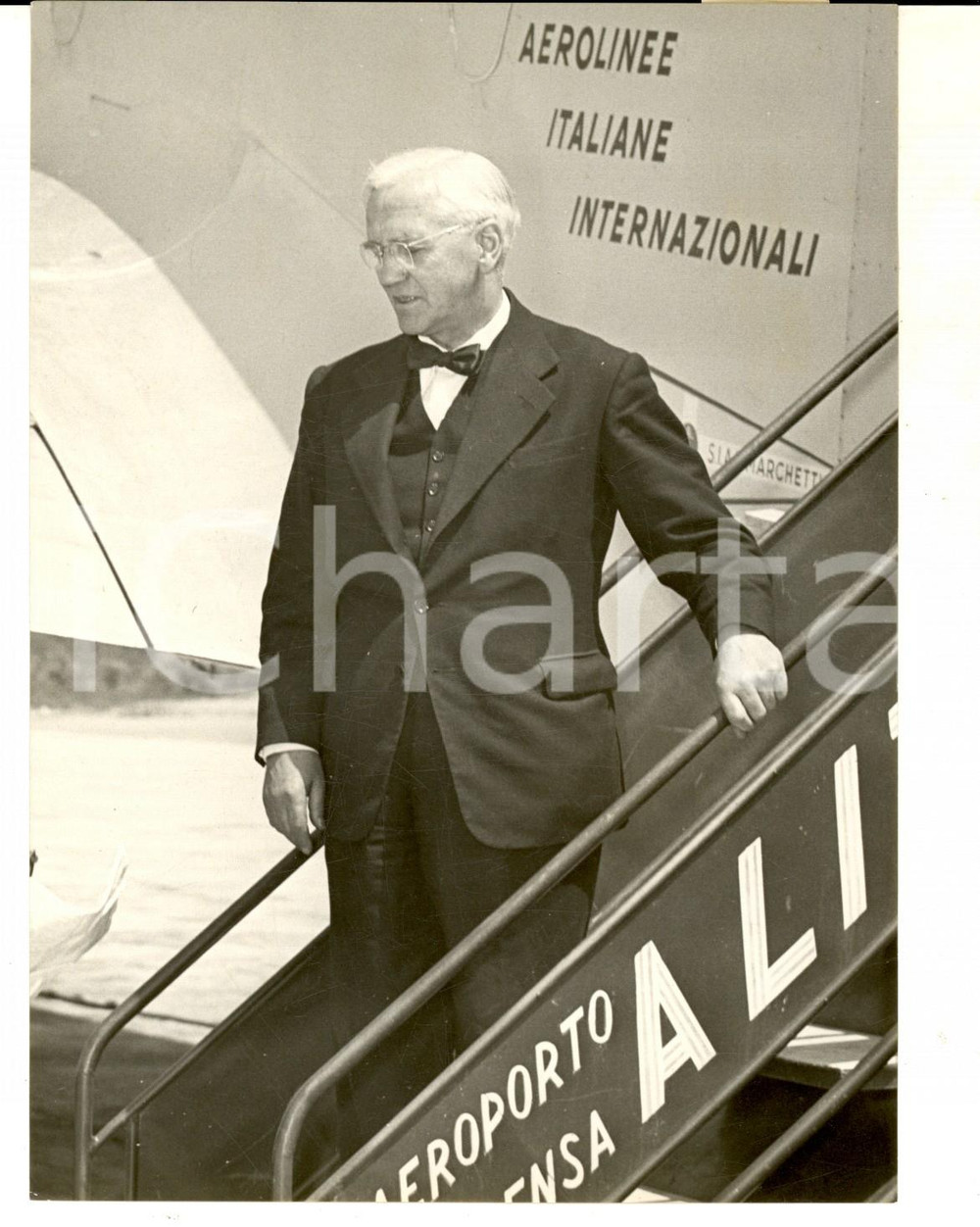 Fotografia d epoca originale 1953 MILANO MALPENSA Lo scienziato Alexander FLEMING atterra in Italia Foto 1