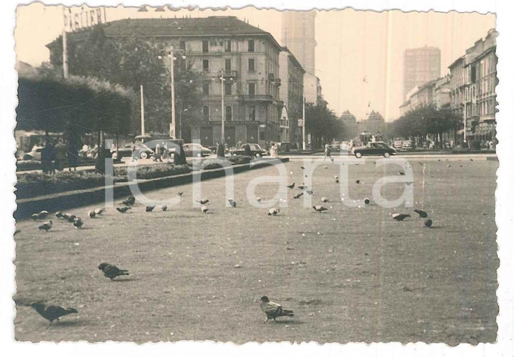 1960 ca MILANO Veduta di una piazza *Foto VINTAGE ANIMATA 10x7 cm