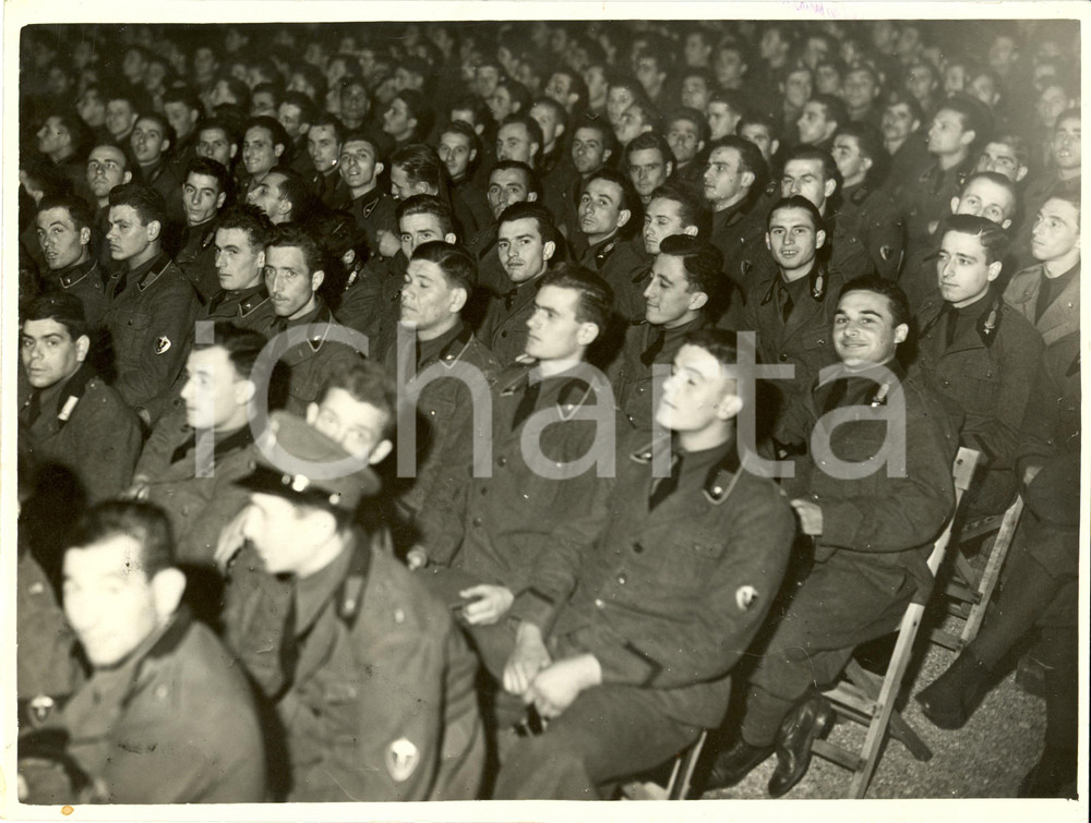 Fotografia d epoca originale 1938 MILANO Soldati 8Â° FANTERIA assistono spettacolo CARRO di TESPI drammatico 1