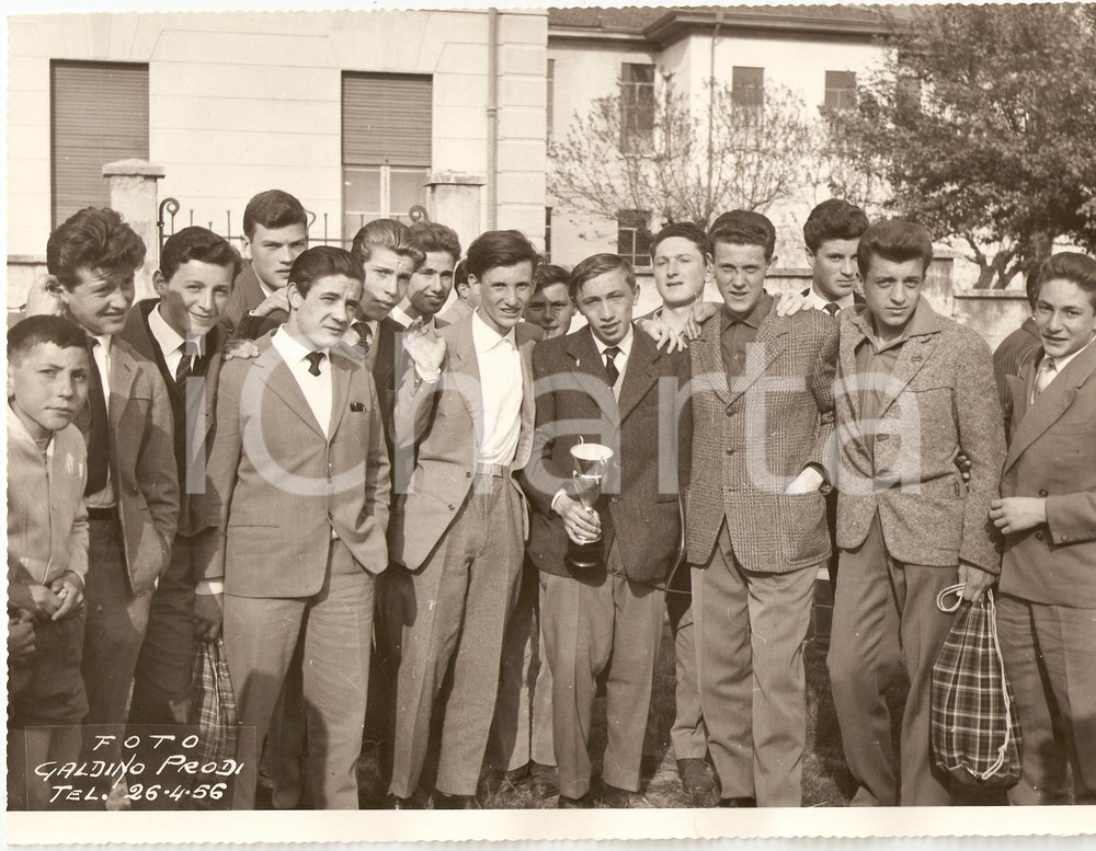 Fotografia d epoca originale 1950 ca CALCIO LUINO Squadra giovanile con la coppa vinta  Foto Galdino PRODI 1
