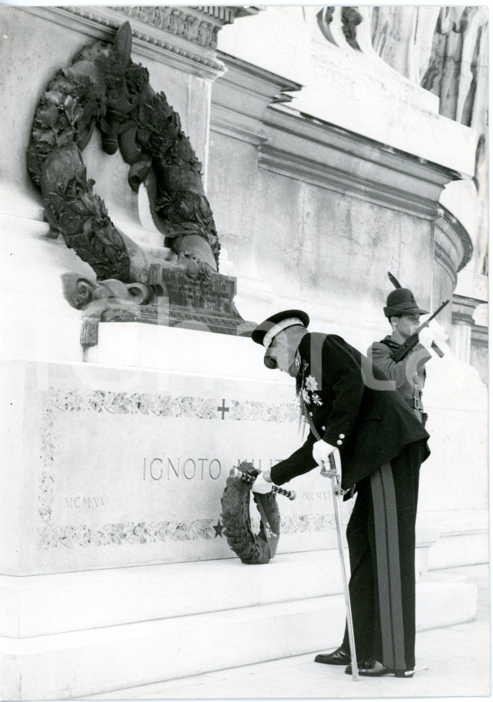 1959 ROMA Re Paolo di Grecia omaggia tomba Milite Ignoto con corona di alloro