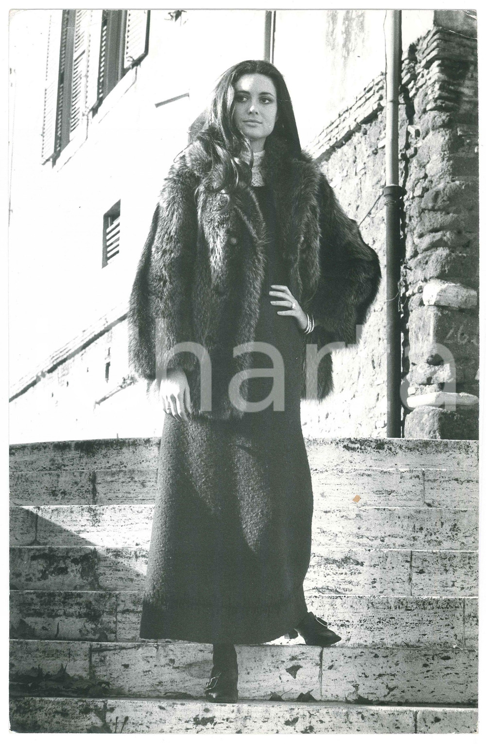 Fotografia d epoca originale 1970 ca COSTUME ITALIA Gigliola CINQUETTI  Ritratto su scalinata 1 Foto 20x30 1
