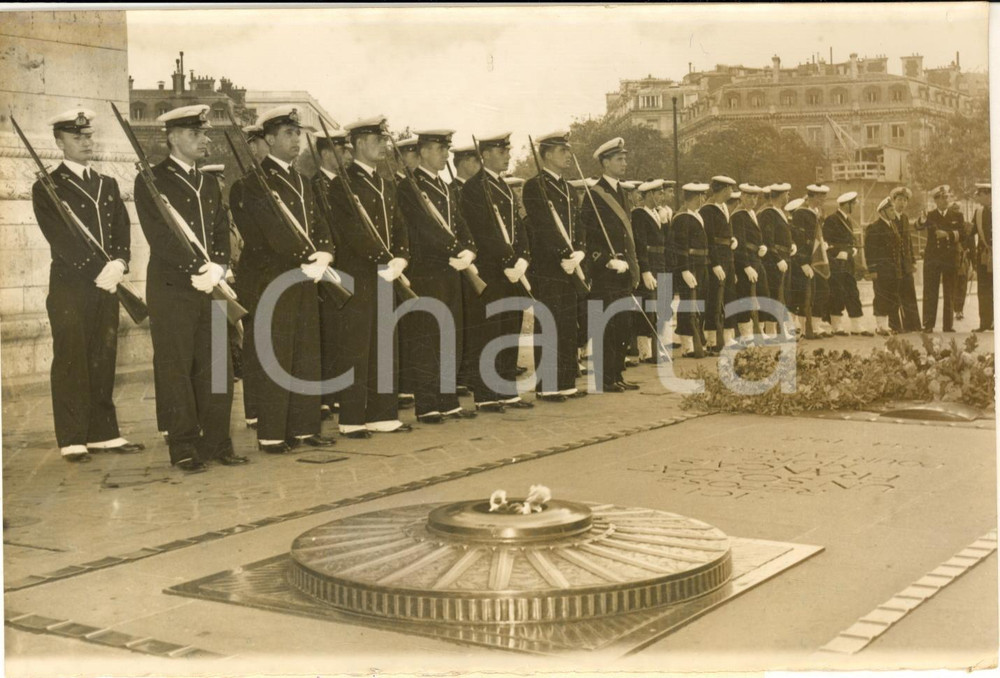 1955 ca PARIS Cadetti nave "Amerigo Vespucci"  rendono omaggio al Milite Ignoto