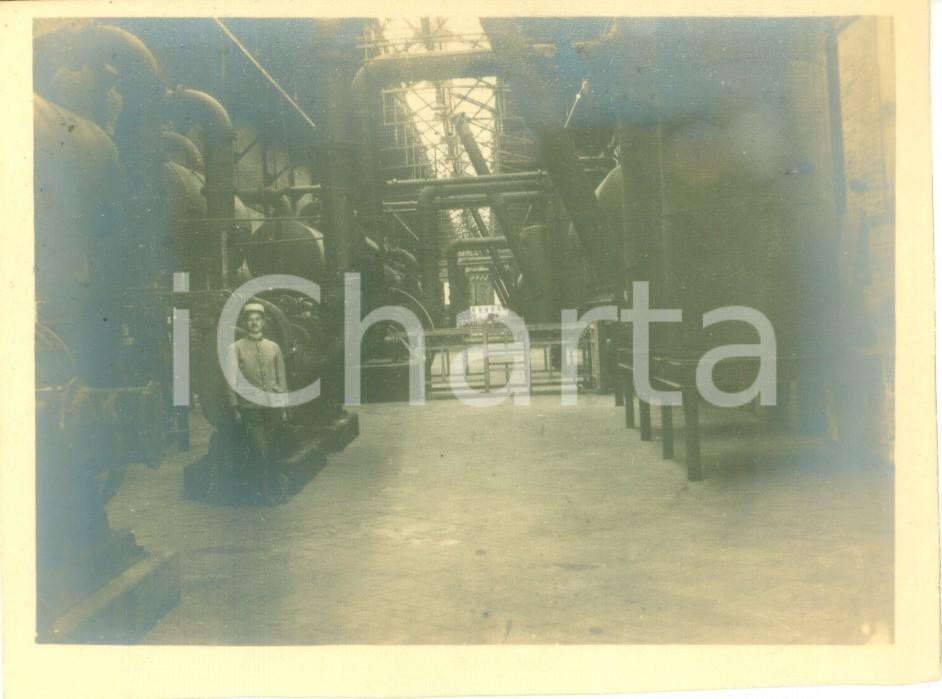 Fotografia d epoca originale 1920 ca GENOVA ? Operaio nella sala macchine di un cantiere navale Fotografia 1