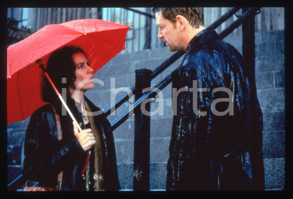 35mm vintage slide* 1998 THE GINGERBREAD MAN - Kenneth BRANAGH Embeth DAVIDTZ 1   Diapositiva d'epoca, in formato 35 mm.  CONDIZIONI: GOOD   Tutti i diritti riservati.E' severamente vietata la riproduzione.  ICharta mette in vendita, sul negozio eBay e in esclusiva sul sito "icharta" il proprio archivio composto da numerose diapositive e negativi fotografici d'epoca, tutti originali e autentici, che attraversano la storia del costume italiano tra gli la fine degli anni Sessanta e Novanta.Si tratta di uno sguardo inedito sull'attualit&agrave;, la politica, la vita quotidiana, il gossip e la cultura, che fotografa il cambiamento della nazione in quest'ultimo scorcio del XX secolo. Un'occasione unica per il mercato del collezionismo, che vede finalmente disponibile un archivio eccezionale per vastit&agrave;, tematiche e condizioni, in un settore (il negativo fotografico e la diapositiva) di assoluta novit&agrave; e dalle interessanti prospettive di investimento.   originale e autentica 1