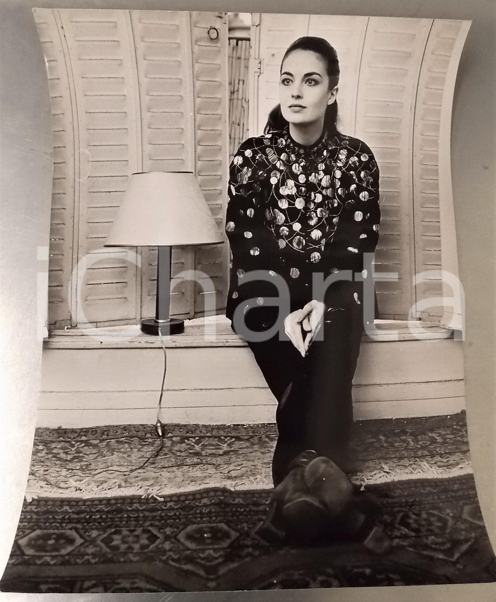 1970 ca PARIS Ritratto attrice Olga KARLATOS nella sua casa *Foto 30x40 cm
