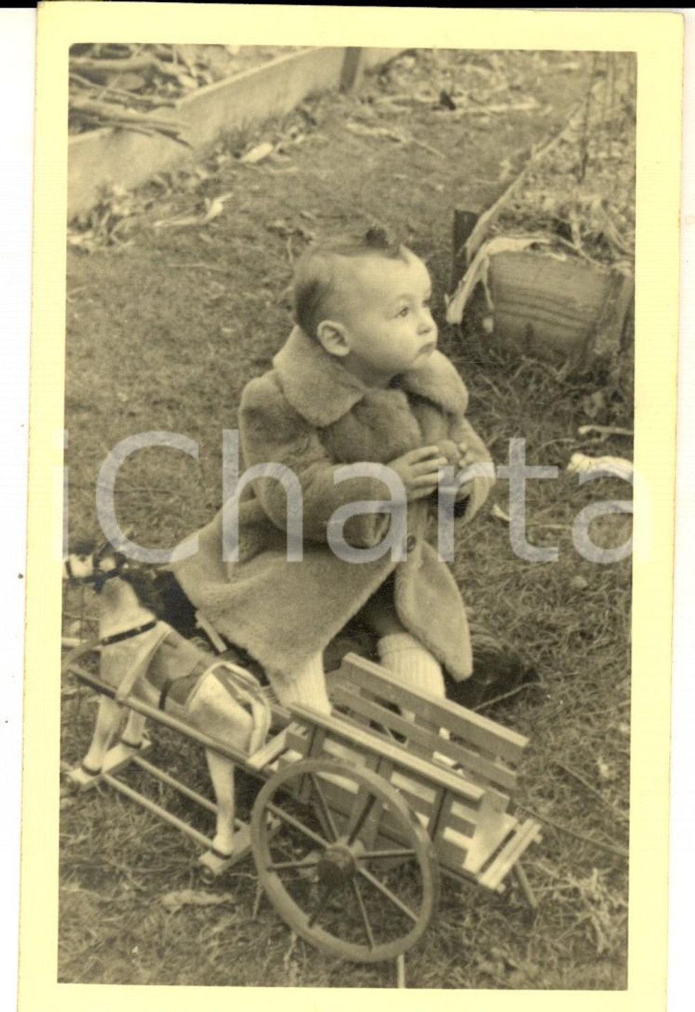 Fotografia d epoca originale 1943 LONGARONE Bambino con carretto e pellicciotto Foto cartolina VINTAGE 1